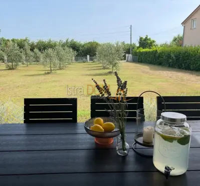 Kuća 160 m², Loborika - blizina Pule i velika građevinska parcela - 2