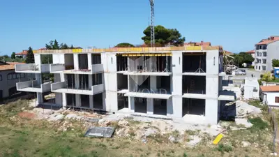 Poreč, okolica, moderan stan sa prostranom okućnicom - 12