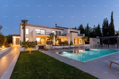 Luxuriöse moderne Villa mit beheiztem Pool - Poreč