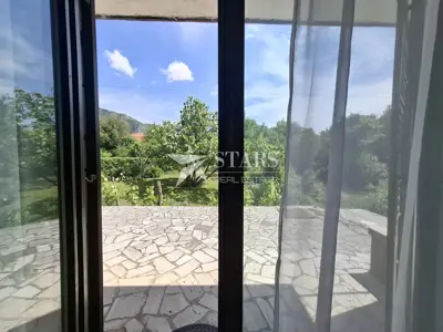 Haus 300 m², Grižane-Belgrad - südliche Ausrichtung und Grundstück 533 m²