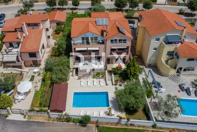 Kuća 650 m², Peroj - bazen i pogled na more