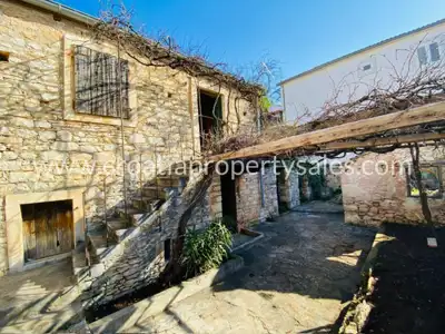 Kuća, Brač, 370 m², 299 000 €