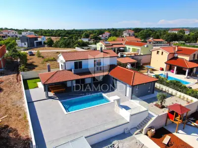 Villa 177 m², Svetvinčenat - bazen i okućnica
