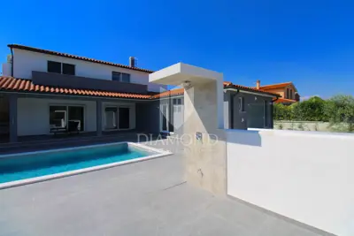 Villa 177 m², Svetvinčenat - bazen i okućnica - 9