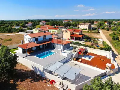Villa 177 m², Svetvinčenat - bazen i okućnica - 2