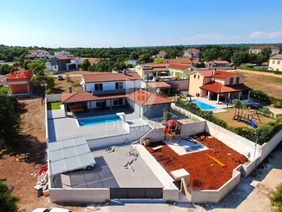 Villa 177 m², Svetvinčenat - bazen i okućnica - 3