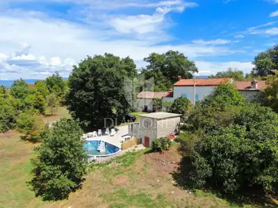 Kuća 152 m², Labin - bazen i okućnica 22.000 m² - 2