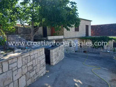 Teil des Hauses mit Hof, Otok Brač - Steinfassade und separater Eingang