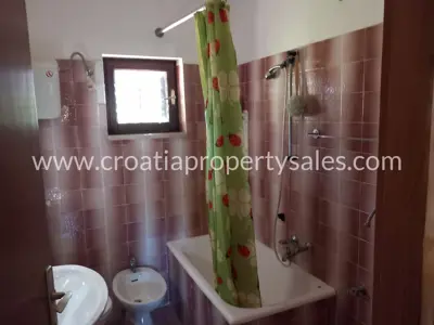 Part of a house with a yard, Otok Brač - stone facade and separate entrance - 6