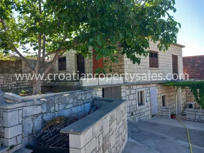 Part of a house with a yard, Otok Brač - stone facade and separate entrance - 4