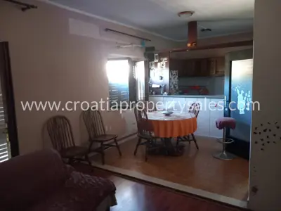 Part of a house with a yard, Otok Brač - stone facade and separate entrance - 9