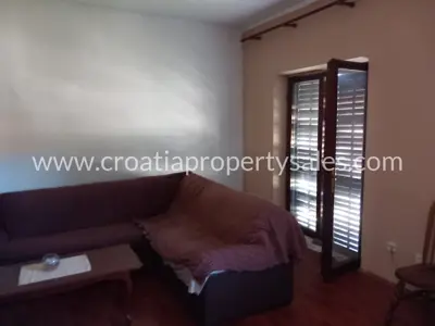 Part of a house with a yard, Otok Brač - stone facade and separate entrance - 8