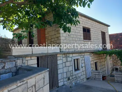 Part of a house with a yard, Otok Brač - stone facade and separate entrance - 5