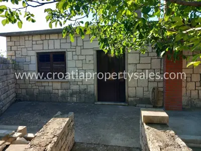 Part of a house with a yard, Otok Brač - stone facade and separate entrance - 7