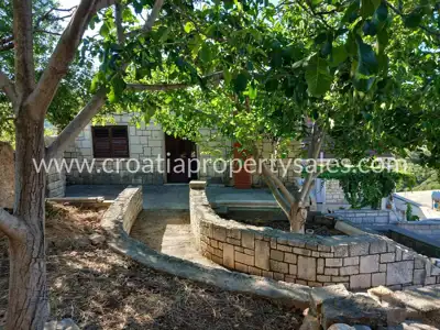 Part of a house with a yard, Otok Brač - stone facade and separate entrance - 2