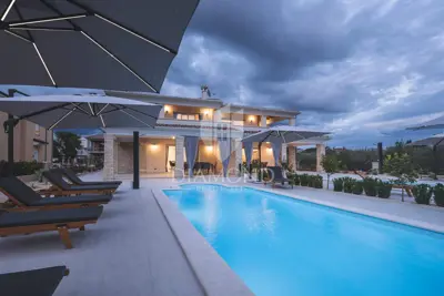Kuća 210 m², Umag okolica - pogled na more i bazen