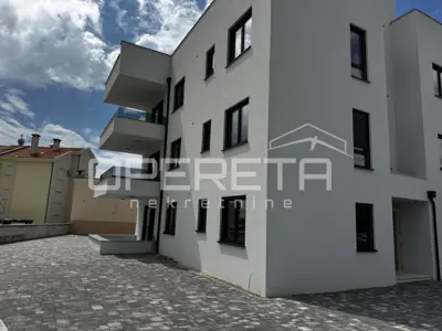 Zweizimmerwohnung mit Garten und 3 Parkplätzen, 200 m vom Meer, Petrčane, Zadar