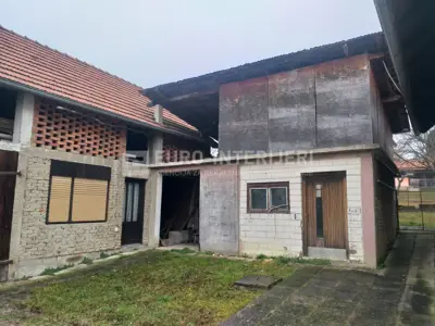 Land Zagreb - Bizek - 2,289 m² with a house for demolition - no commission! - 10