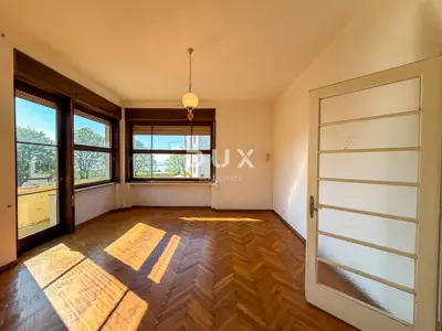 MATULJI, CENTAR - Gelegenheit - Etage zur Anpassung mit hohen Decken,