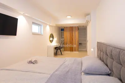 Apartman 100 m², Njivice, vlastiti bazen i uređena okućnica - 20