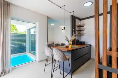 Apartman 100 m², Njivice, vlastiti bazen i uređena okućnica - 12