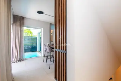 Apartman 100 m², Njivice, vlastiti bazen i uređena okućnica - 10