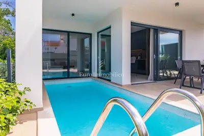 Apartman 100 m², Njivice, vlastiti bazen i uređena okućnica