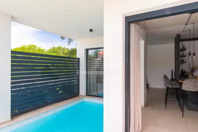 Apartman 100 m², Njivice, vlastiti bazen i uređena okućnica - 7