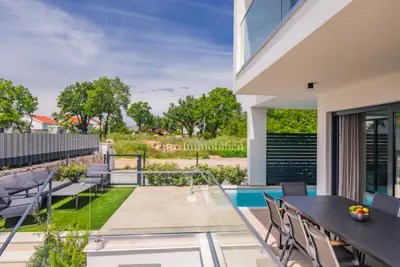 Apartman 100 m², Njivice, vlastiti bazen i uređena okućnica - 5