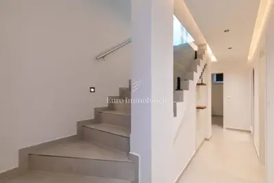 Apartman 100 m², Njivice, vlastiti bazen i uređena okućnica - 17