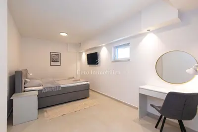 Apartman 100 m², Njivice, vlastiti bazen i uređena okućnica - 18