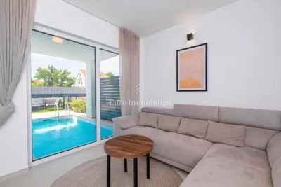Apartman 100 m², Njivice, vlastiti bazen i uređena okućnica - 11
