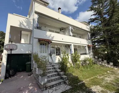 Apartmanska kuća, Novi Vinodolski, 292 m² i 3 parkirna mjesta