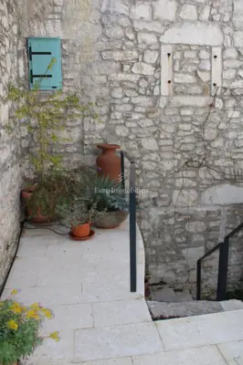 Stone house, Murter - sea view and inner courtyard - 17