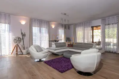 - Stan 240 m² sa bazenom i garažom, blizina mora - - 2