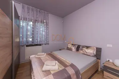 - Stan 240 m² sa bazenom i garažom, blizina mora - - 8