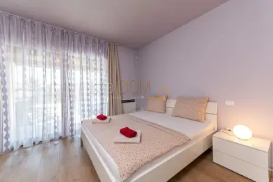 - Stan 240 m² sa bazenom i garažom, blizina mora - - 12