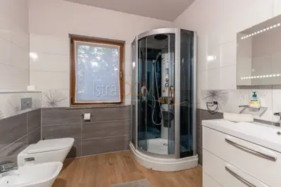 - Stan 240 m² sa bazenom i garažom, blizina mora - - 10