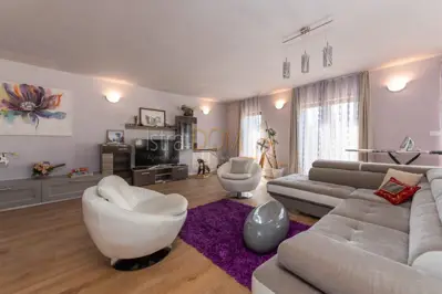 - Stan 240 m² sa bazenom i garažom, blizina mora -