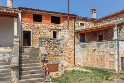 Kuća u nizu, Poreč okolica - odlično mjesto za adaptaciju