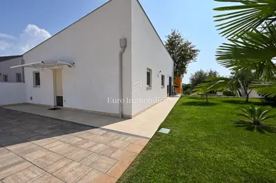 Doppelhaus 95 m², Novigrad - gepflegter Hof und Sommerküche - 2