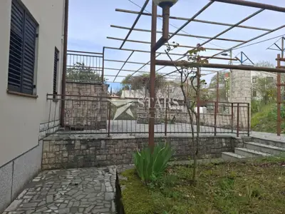 Rijeka, Gornja Drenova - Haus mit drei Wohnungen, großer Gartenbereich - 11