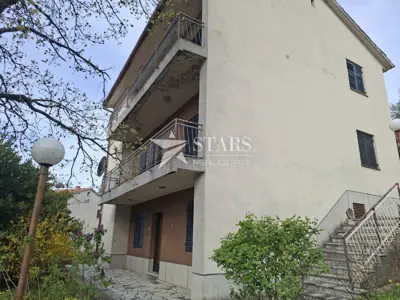Rijeka, Gornja Drenova - Haus mit drei Wohnungen, großer Gartenbereich - 9