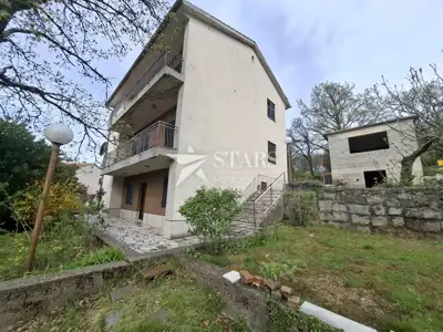 Rijeka, Gornja Drenova - Haus mit drei Wohnungen, großer Gartenbereich - 12