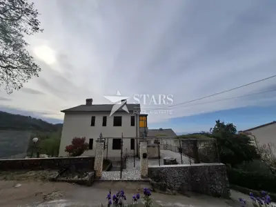 Rijeka, Gornja Drenova - Haus mit drei Wohnungen, großer Gartenbereich