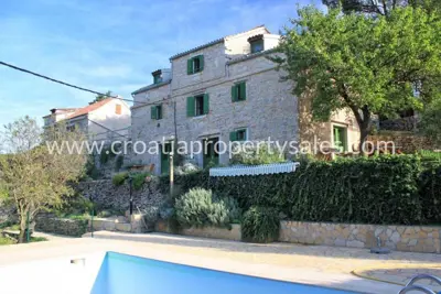 Imanje 300 m², otok Vis - bazen i vrt