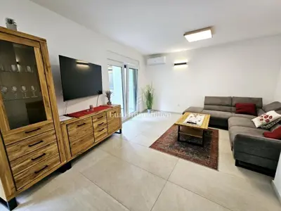Kuća 198 m², Malinska - centar, garaža i okućnica - 12