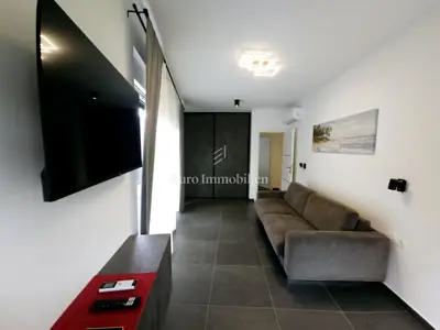 Kuća 198 m², Malinska - centar, garaža i okućnica - 9