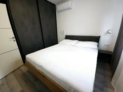 Kuća 198 m², Malinska - centar, garaža i okućnica - 17
