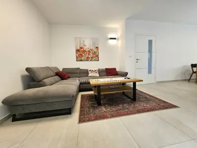Kuća 198 m², Malinska - centar, garaža i okućnica - 8